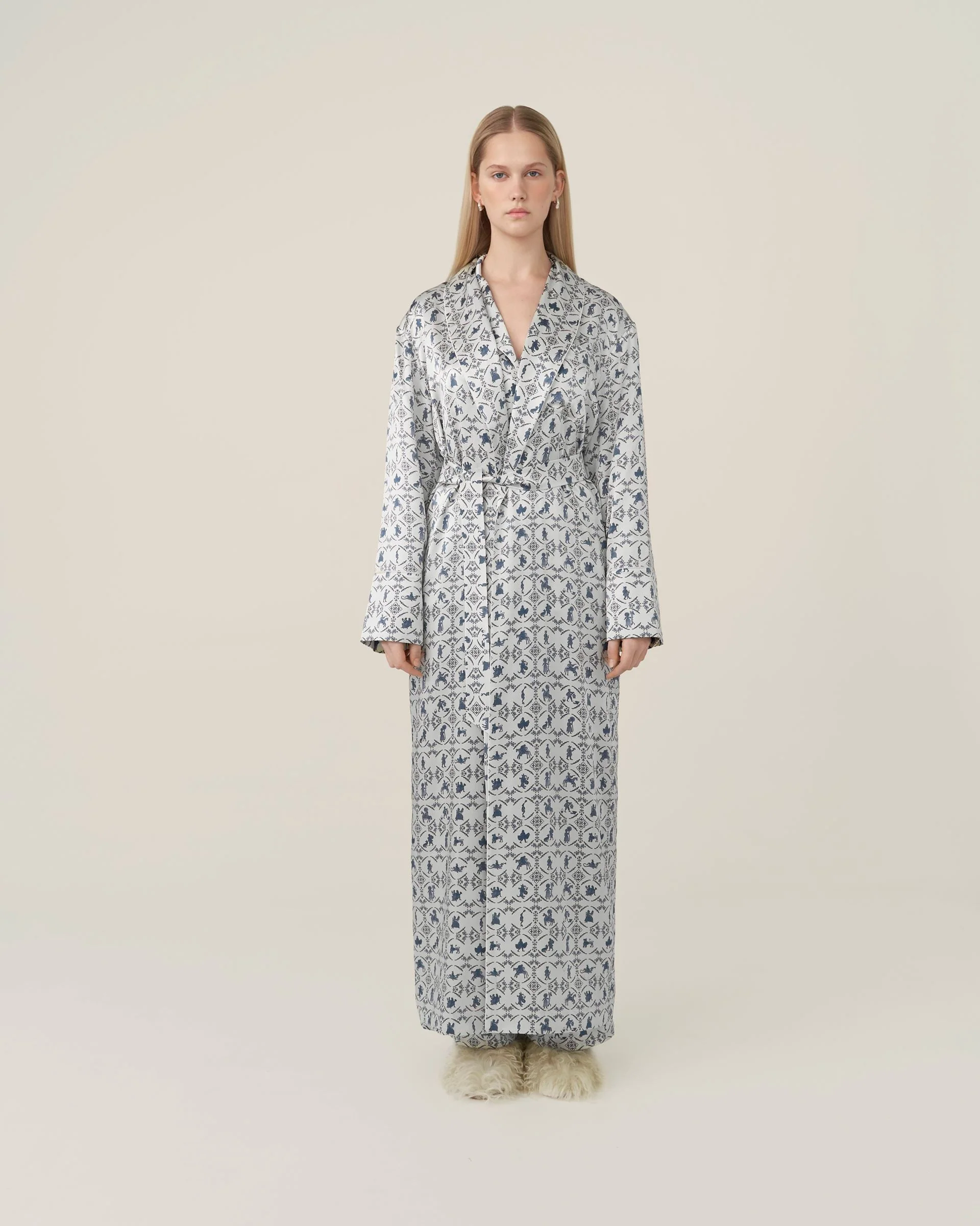 Long Silk Robe Vechornytsi in White - Image 3