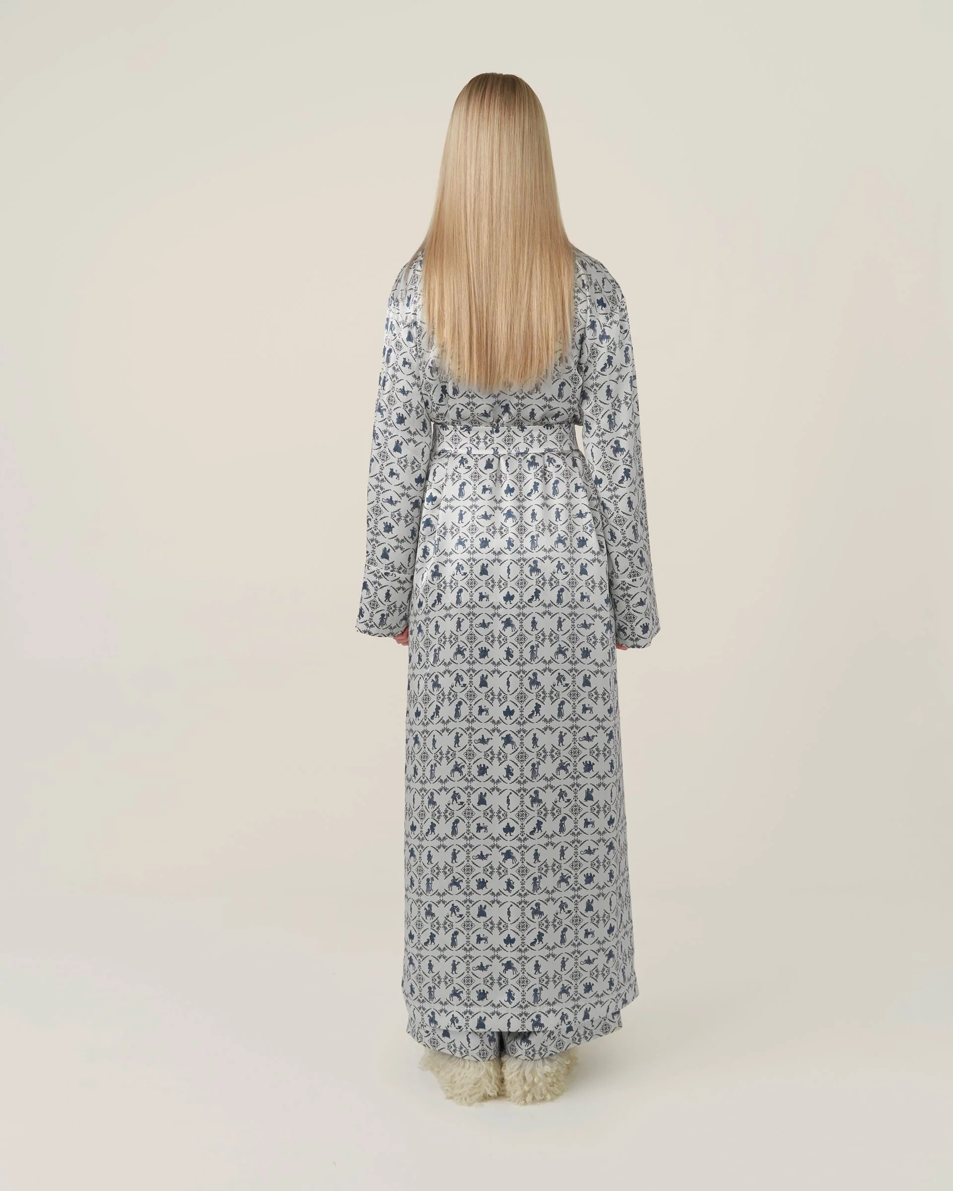 Long Silk Robe Vechornytsi in White - Image 4